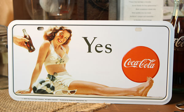 アメリカ雑貨通販 フィフティファイブ Coca Cola Yes 赤丸ロゴ 看板 ◇ 水着女性 レトロイラスト
