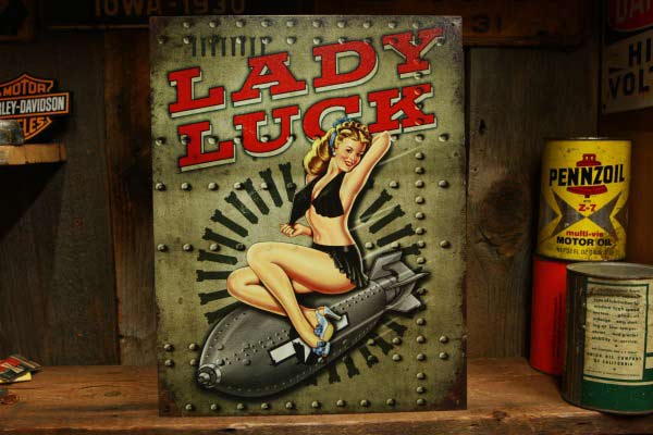 アメリカ雑貨通販 フィフティファイブ 爆弾 ピンナップガール イラスト看板 Lady Luck